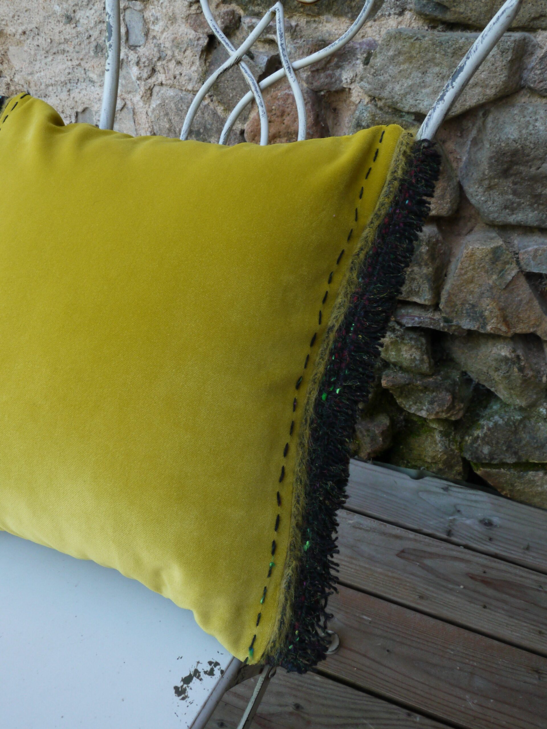 Coussin vert sur une chaise